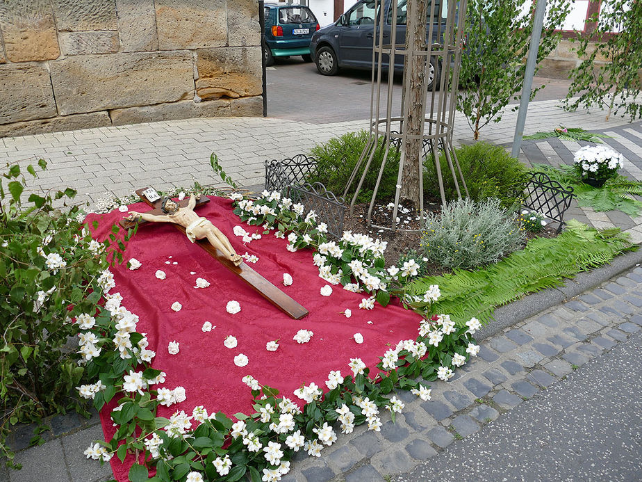 Fronleichnamsaltäre in den Naumburger Straßen (Foto: Karl-Franz Thiede)